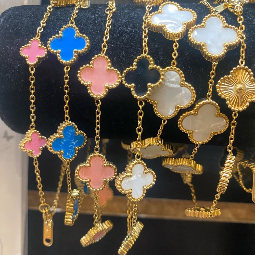 Chic Gold and Multicolor Clover Bracelet